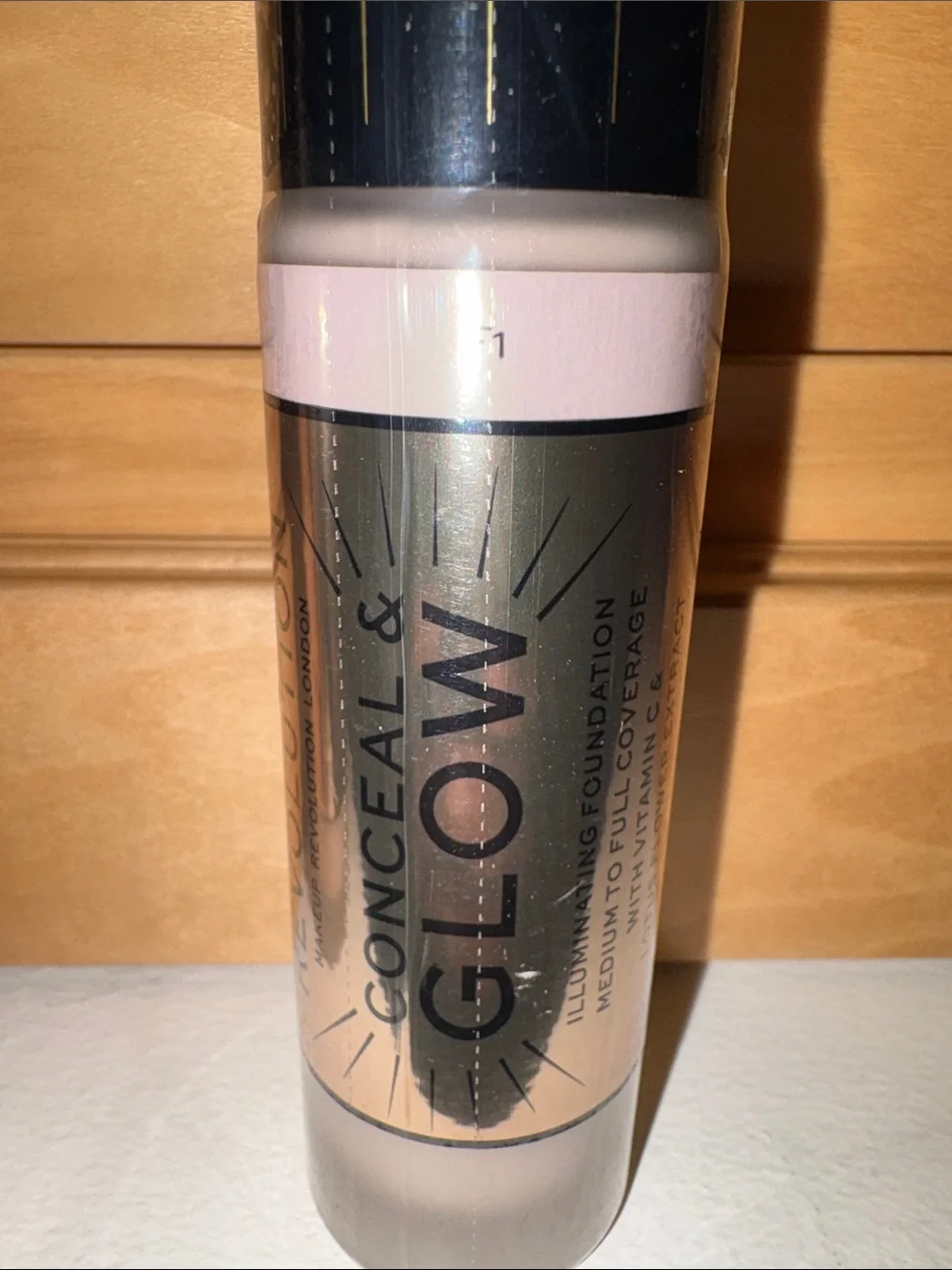 Makeup Revolution Conceal & Glow Illuminating Foundation F1